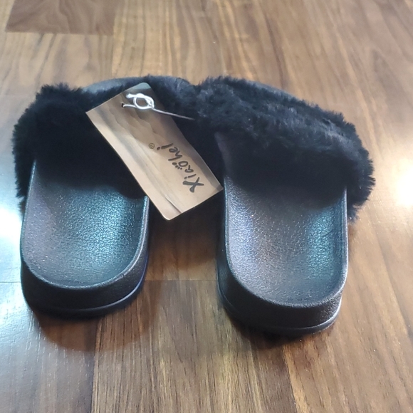 Slippers - Picture 3 of 5